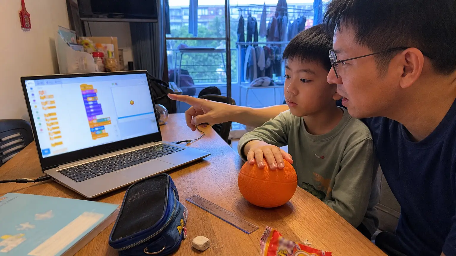 Scratch 物理模擬遊戲教學：用積木做出重力、彈跳和碰撞偵測