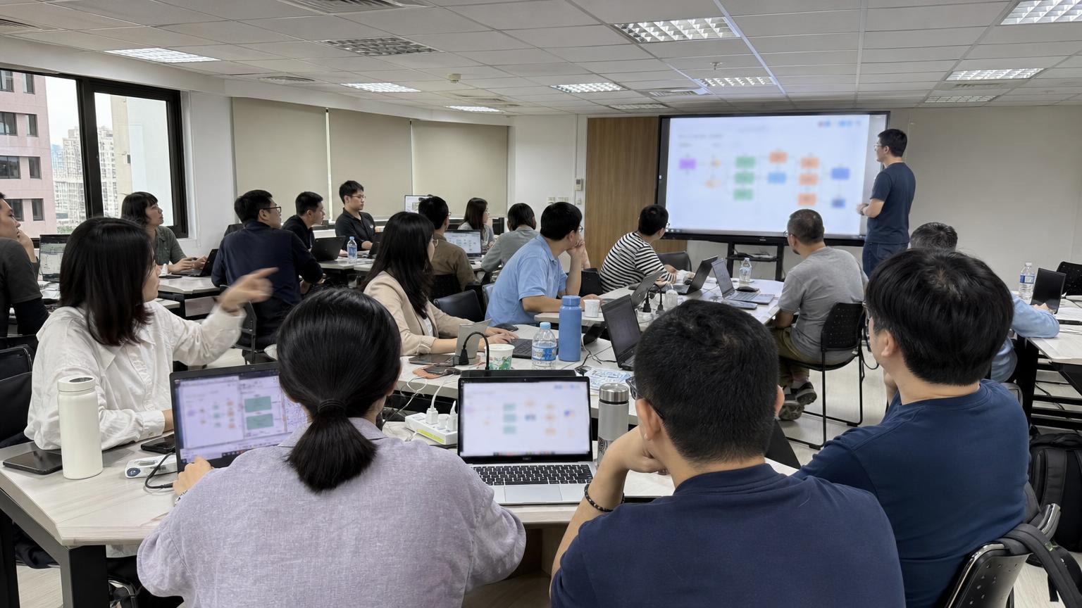 臺灣企業學員在教室參與AI自動化實作訓練的情境照