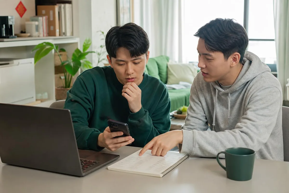 兩位台灣玩家在住家暫停可疑遊戲活動操作，改用筆電與紙本清單核對官方資訊