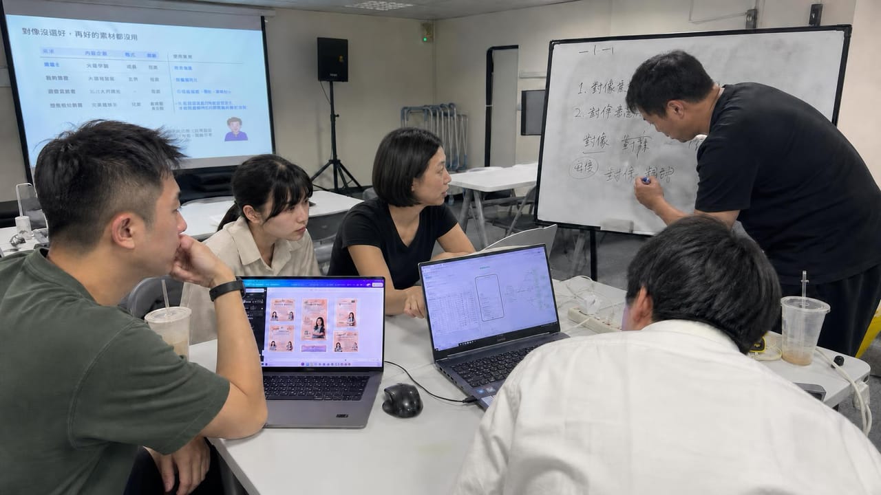學員在普通教室裡一起檢查頁面與名單成效